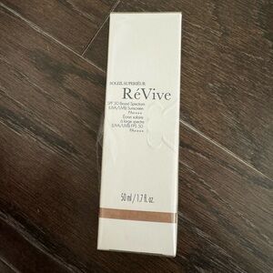 NEW IN BOX REVIVE SOLEIL SUPERIÉUR
Broad Spectrum SPF 50 Sunscreen PA ++++